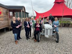 Die Bauernhofcafésaison kann pünktlich zu Ostern starten. Die Landwirtschaftskammer Schleswig-Holstein präsentierte heute (19. März) druckfrisch ihre neue Broschüre: „Gemütlich Kaffee trinken auf dem Land 2024/2025“ auf dem Hof Bielfeldt in Klein Wittensee, Kreis Rendsburg-Eckernförde.
v. li.: Präsidentin der Landwirtschaftskammer Schleswig-Holstein Ute Volquardsen, Hendrik und Katharina Bielfeldt (Hof Bielfeldt), Britta Rühs (Dielencafé Kittlitz), Amelie Brakel (Landcafe Mühlenholz), Bianca Castiglia (Gut Groß Zecher), Ulrike Albrecht (Café mit Sti(e)l), Britta Willhöft (Brittas Diele), Sandy Bülow und Begleiterin (Erdbeer- und Himbeerhof Steinwehr).
Foto: Ingken Wehrmeyer, Landwirtschaftskammer Schleswig-Holstein Die Bauernhofcafésaison kann pünktlich zu Ostern starten. Die Landwirtschaftskammer Schleswig-Holstein präsentierte heute (19. März) druckfrisch ihre neue Broschüre: „Gemütlich Kaffee trinken auf dem Land 2024/2025“ auf dem Hof Bielfeldt in Klein Wittensee, Kreis Rendsburg-Eckernförde.
v. li.: Präsidentin der Landwirtschaftskammer Schleswig-Holstein Ute Volquardsen, Hendrik und Katharina Bielfeldt (Hof Bielfeldt), Britta Rühs (Dielencafé Kittlitz), Amelie Brakel (Landcafe Mühlenholz), Bianca Castiglia (Gut Groß Zecher), Ulrike Albrecht (Café mit Sti(e)l), Britta Willhöft (Brittas Diele), Sandy Bülow und Begleiterin (Erdbeer- und Himbeerhof Steinwehr).
Foto: Ingken Wehrmeyer, Landwirtschaftskammer Schleswig-Holstein