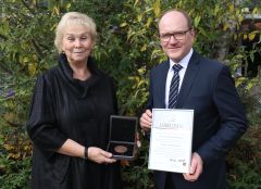 (c)Foto German Genetic: Frau Dr. Beate Schumann wird von Präsident Hans-Benno Wichert mit der Johann Zink-Medaille ausgezeichnet (c)Foto German Genetic: Frau Dr. Beate Schumann wird von Präsident Hans-Benno Wichert mit der Johann Zink-Medaille ausgezeichnet