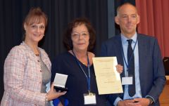 v.l.n.r.: Dr. Bettina Bongartz, Dr. Johanne Waßmuth, Prof. Bennewitz
© DGfZ v.l.n.r.: Dr. Bettina Bongartz, Dr. Johanne Waßmuth, Prof. Bennewitz
© DGfZ