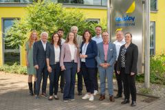 (c)Caisley: v.l.Britta Nehls (Caisley), Reinhard Nehls (Caisley), Dr. Nora Hammer, Yannick Deckers (Caisley), Cornelia Nehls (Caisley), Dr. Herbert Weinandy (BMEL), Dr. Ophelia Nick (BMEL), David Engels (Caisley), Dr. Ferdinand Schmitt (Caisley), Heinrich Rülfing (Biohof Rülfing), Regine Berges (BMEL) (c)Caisley: v.l.Britta Nehls (Caisley), Reinhard Nehls (Caisley), Dr. Nora Hammer, Yannick Deckers (Caisley), Cornelia Nehls (Caisley), Dr. Herbert Weinandy (BMEL), Dr. Ophelia Nick (BMEL), David Engels (Caisley), Dr. Ferdinand Schmitt (Caisley), Heinrich Rülfing (Biohof Rülfing), Regine Berges (BMEL)