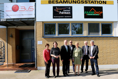 v.l.n.r.: Ursula Roth (MLR), Ministerialdirigentin Anne-Katrin Leukhardt, Präsident
Hans-Benno Wichert, Karl-Friedrich Müller (BuS), Staatssekretärin Friedlinde Gurr-Hirsch (MdL), Dr. Gerhard Kuhn (MLR), Geschäftsführer Jörg Sauter v.l.n.r.: Ursula Roth (MLR), Ministerialdirigentin Anne-Katrin Leukhardt, Präsident
Hans-Benno Wichert, Karl-Friedrich Müller (BuS), Staatssekretärin Friedlinde Gurr-Hirsch (MdL), Dr. Gerhard Kuhn (MLR), Geschäftsführer Jörg Sauter