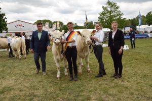 Foto (c): Carolin Nagel - Linda Polzfuß erkämpfte sich die Schärpe der besten Vorführerin in der mittleren Alterskategorie. Johanna Mina Eisert freute sich über den Reservesieg